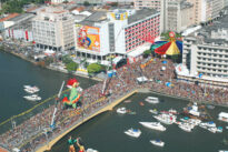 Imagem panorâmica do desfile do Galo da Madrugada 2007