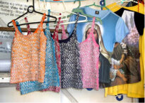 Camisetas com apliques de lacres de latas de bebidas (foto Egeu Laus)
