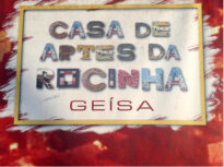 Placa da Casa das Artes em homenagem a Geísa