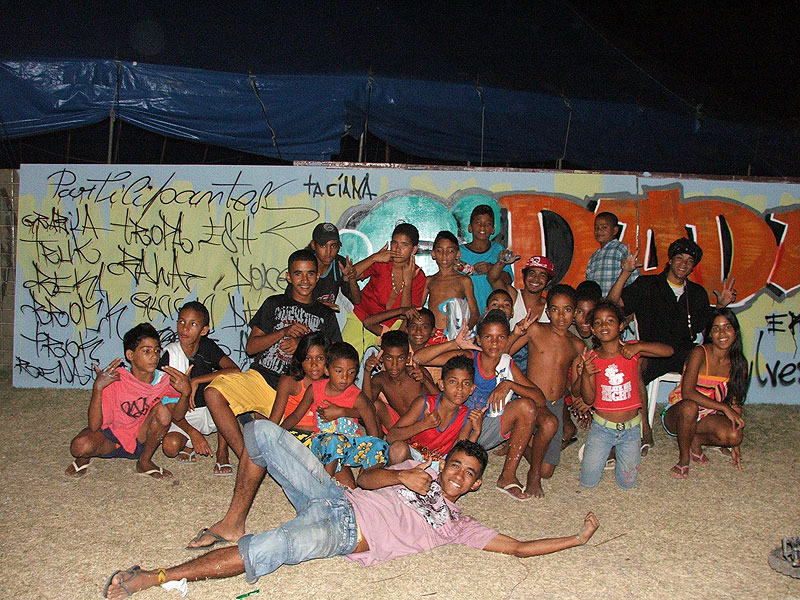Turma que participou da grafitagem