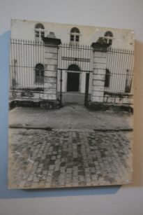 Oficineiro de artesanato e alunas