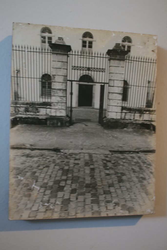 Oficineiro de artesanato e alunas