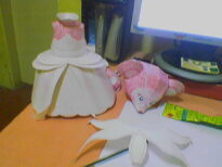 processo da criação da noiva de papercraft.