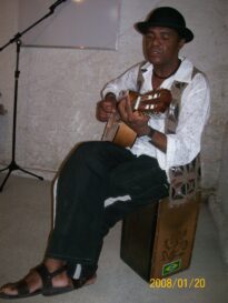 MALLÊT TOCANDO VIOLÃO SENTADO NO KARON.