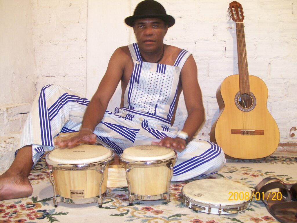 EU MALLÊT VIOLÃO BONGÔ E PANDEIRO.