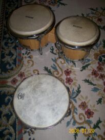 INSTRUMENTOS PANDEIRO E BONGÔ.