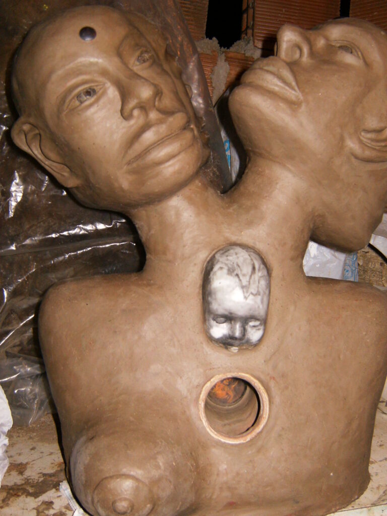Aprendendo sobre os processos de tingimento, na cozinha do Centro Cultural Raízes do Bolão