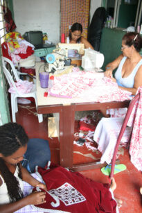 Confecção das fantasias do Maracatu Leã