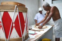Confecção das alfaias do Maracatu Leão