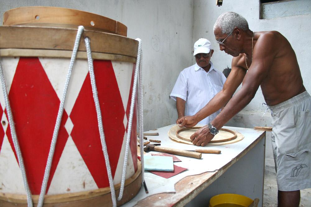 Confecção das alfaias do Maracatu Leão