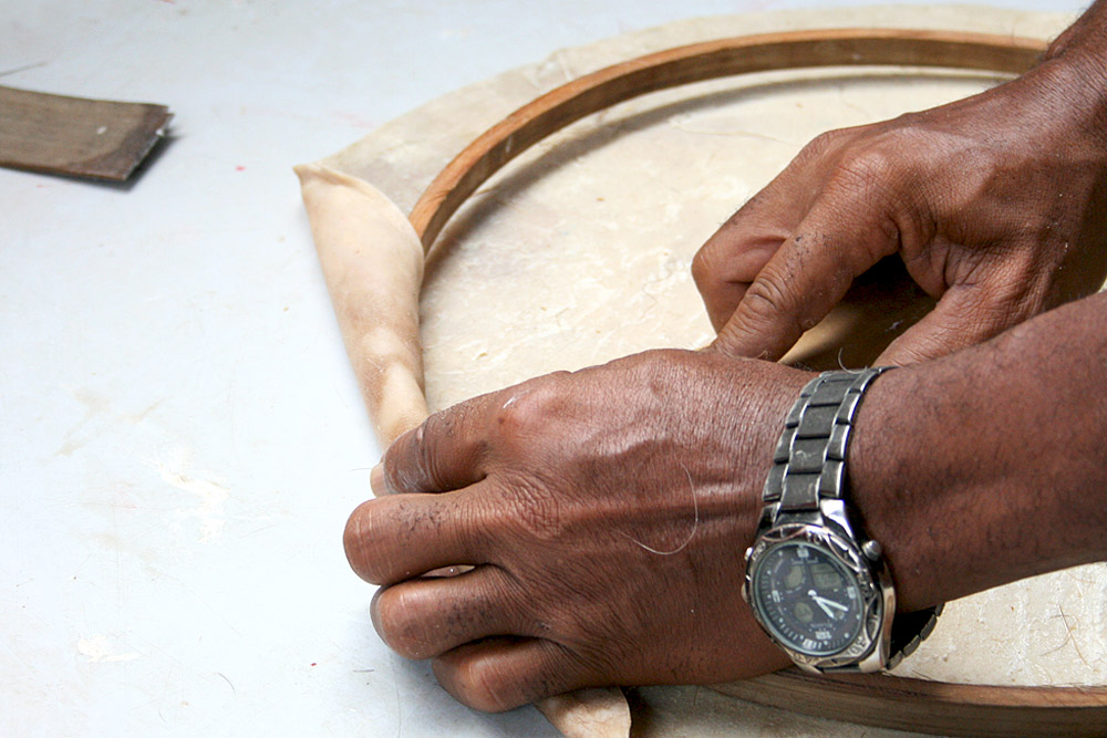 Confecção das alfaias do Maracatu Leão