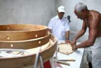 Confecção das alfaias do Maracatu Leão