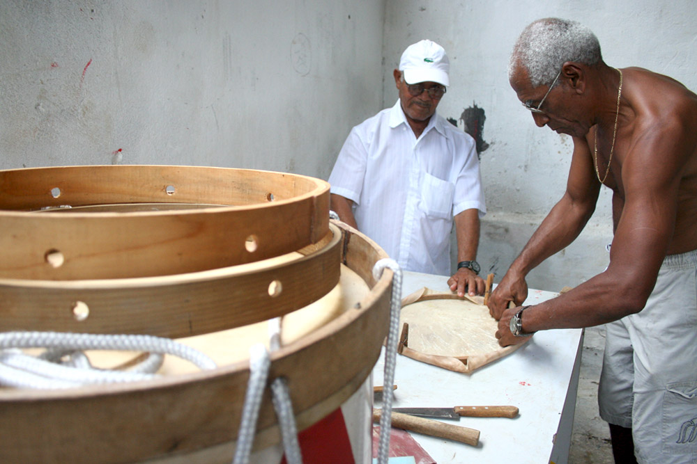 Confecção das alfaias do Maracatu Leão
