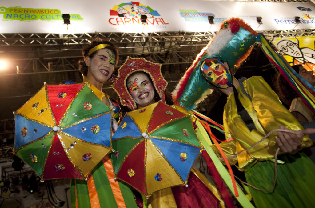 Mais a frente uma plaquinha menor para atrair os artistas que passam dentro e fora da aldeia da paz
