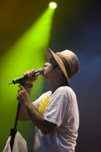 Performance de capoeiristas.