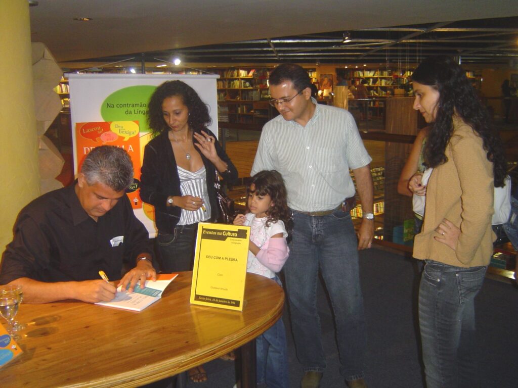 Autógrafos de Gustavo Arruda no lançamento