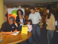 Autógrafos de Gustavo Arruda no lançamento
