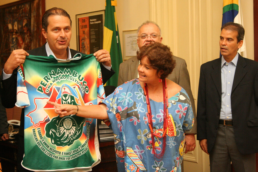 Governador com a camisa da Escola de Samba Mancha Verde