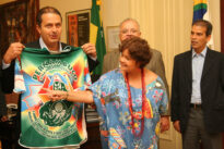 Governador com a camisa da Escola de Samba Mancha Verde