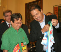 Governador com a camisa da Escola de Samba Mancha Verde