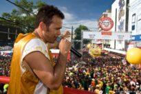 Almir Rouche no portal da Av. Guararapes