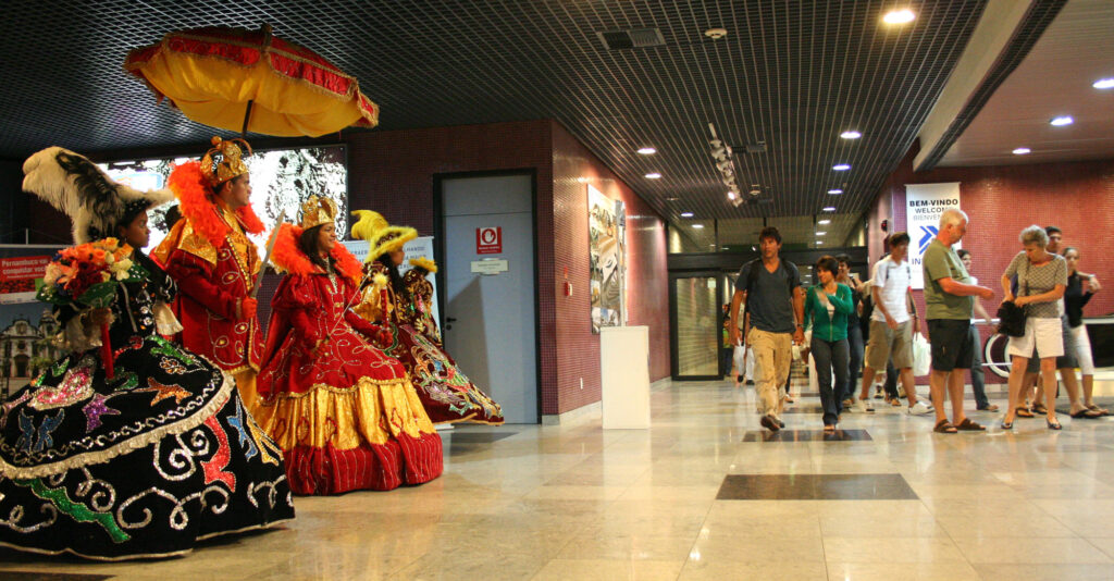Turistas são recebidos com folia no Aeroporto