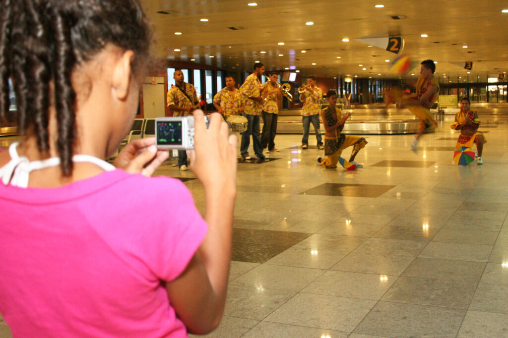 Turistas são recebidos com folia no Aeroporto