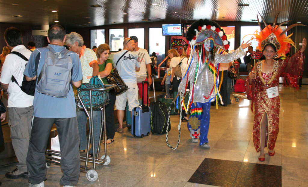 Turistas são recebidos com folia no Aeroporto