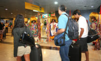 Caboclos de lança recepcionam turistas no Aeroporto