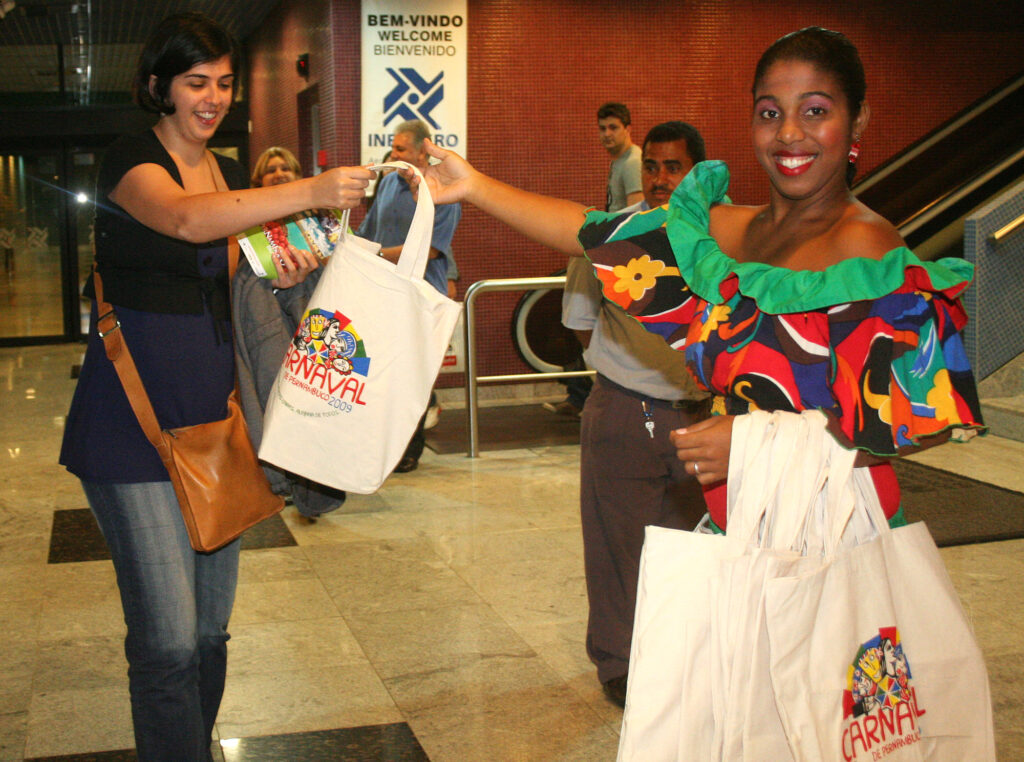 Turistas recebem sacolinha do Carnaval de Pernambuco