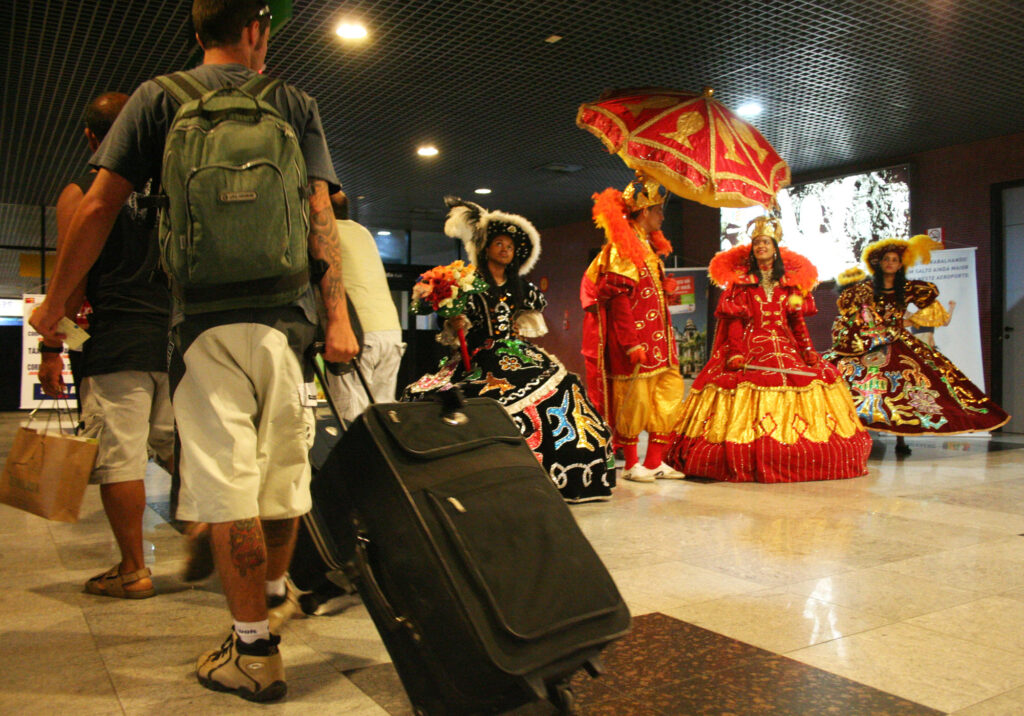Turistas são recebidos com folia no Aeroporto