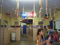 Hall da Escola Caio Pereira ornamentado à folia momesca