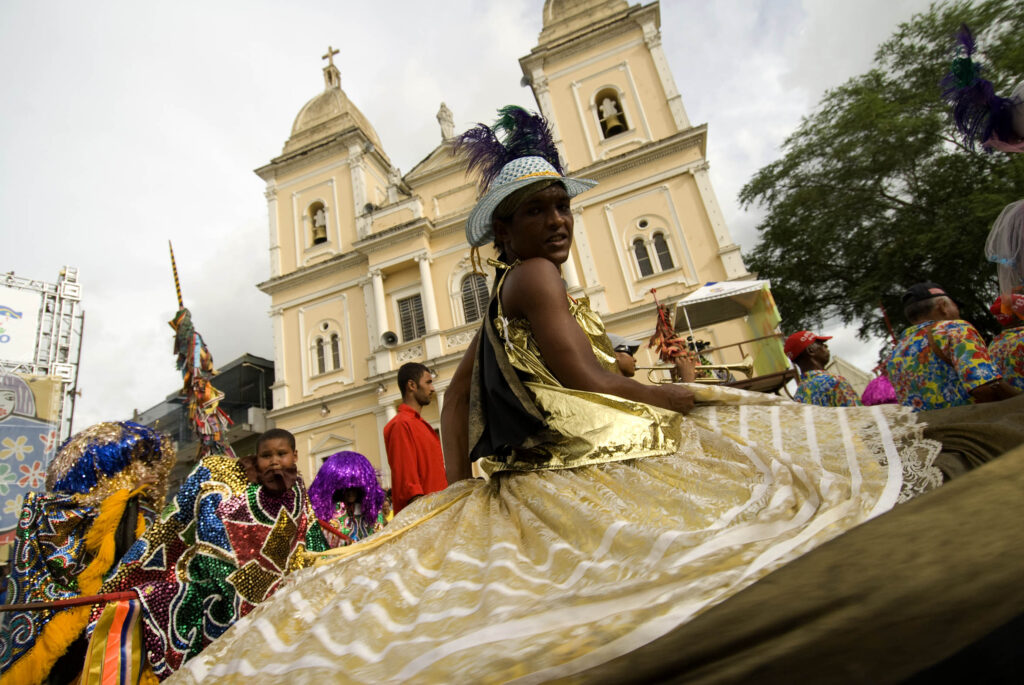 Encontro de maracatus em Nazaré da Mata, no Carnaval 2009