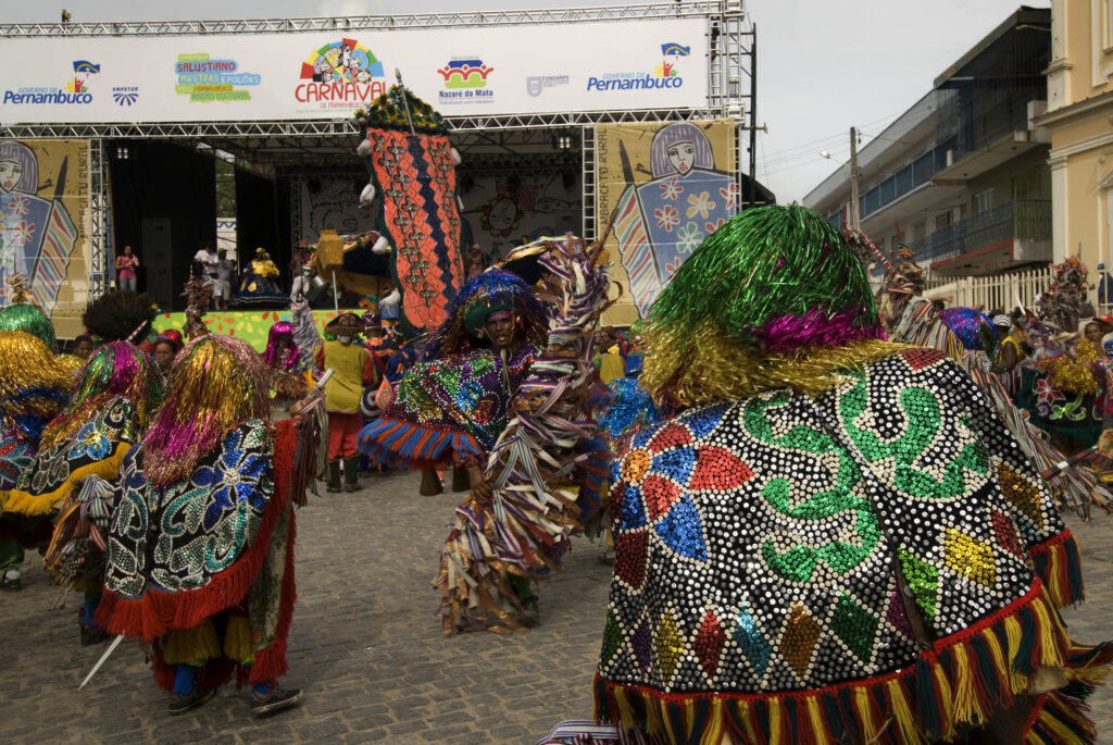 Encontro de maracatus em Nazaré da Mata, no Carnaval 2009