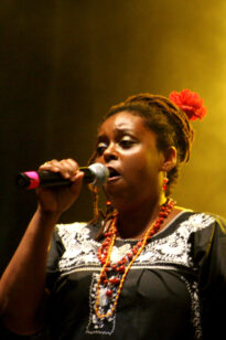 Isaar no show do Maracatu Leão Coroado