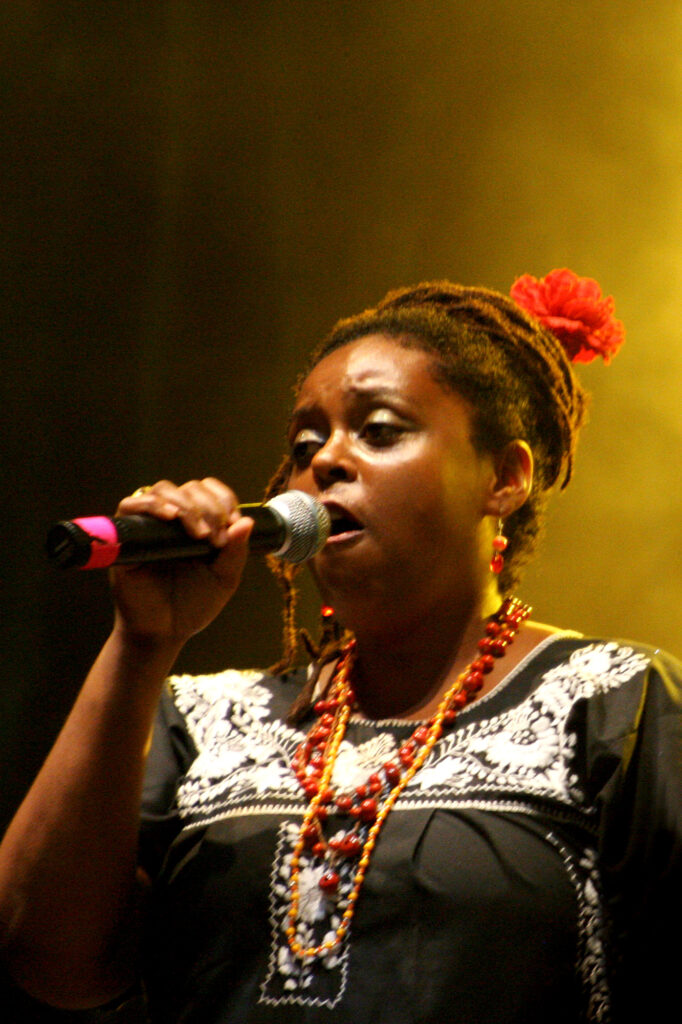 Isaar no show do Maracatu Leão Coroado