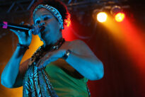 Edilza no show do Maracatu Leão Coroado
