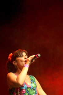 Mônica Feijó no show do Maracatu Leão Co