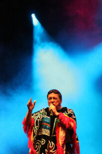 Claudionor Germano no show do Maracatu Leão Coroado
