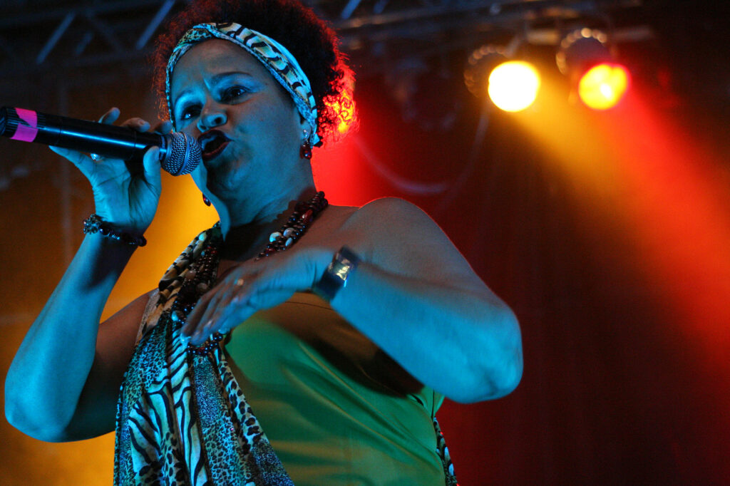 Edilza no show do Maracatu Leão Coroado