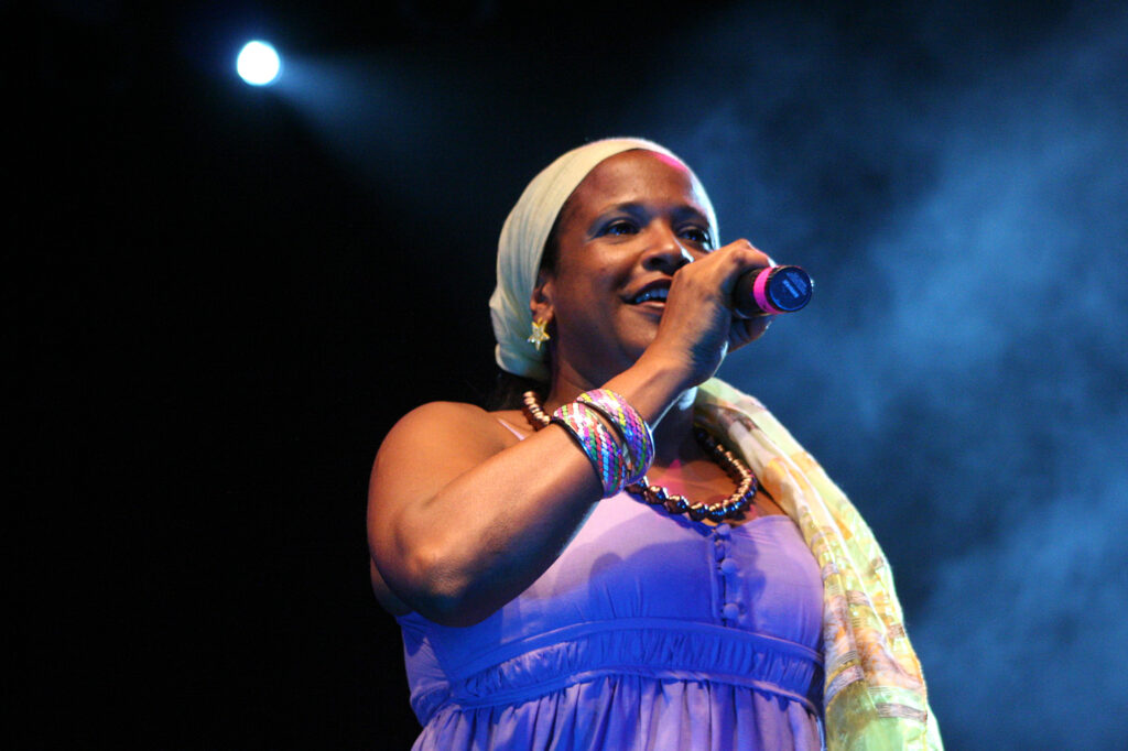 Maria Helena no show do Maracatu Leão Coroado