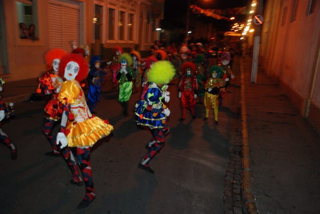 Cortejo de papangus em Pesqueira, no Carnaval 2009