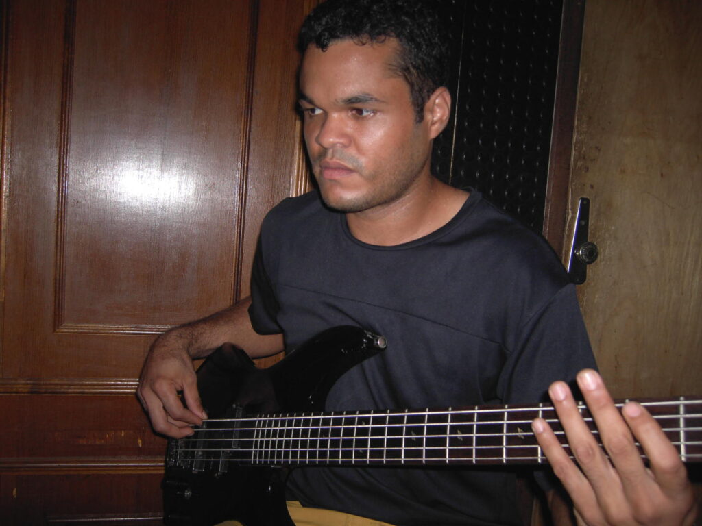 ELI GONÇALVES - BAIXO