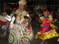 Dançando com a baiana do Maracatu.