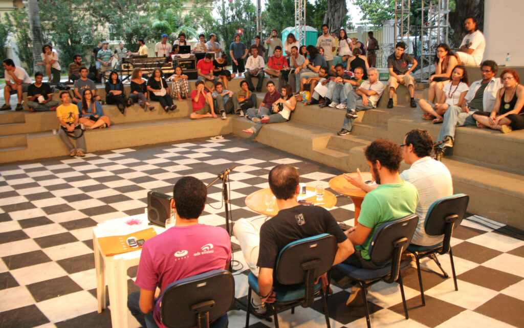 Debate Novas possibilidades de divulgação da música
