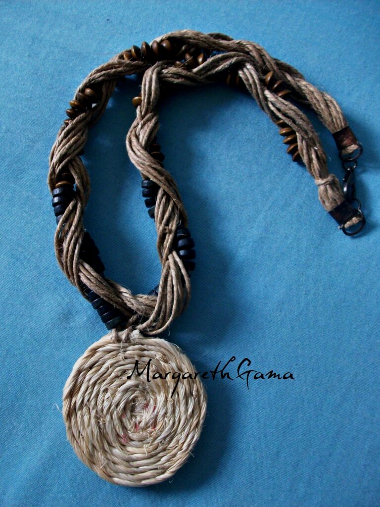 Ref.283 cisal, contas cerâmica e madeira