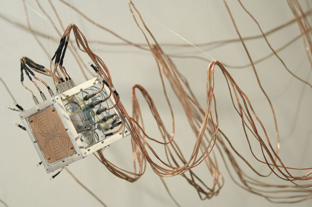 "Teia" - High e low tech na exposição "O Lugar dissonante"
