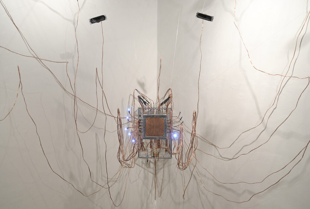 "Teia" - High e low tech na exposição "O Lugar dissonante"