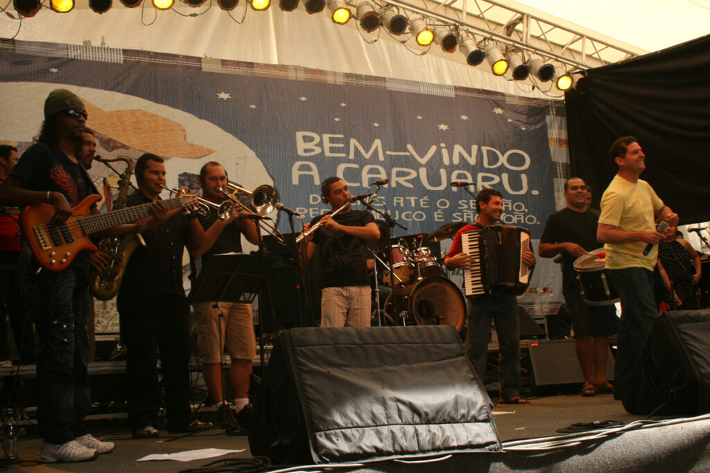 ROBERTO LINS E BANDA