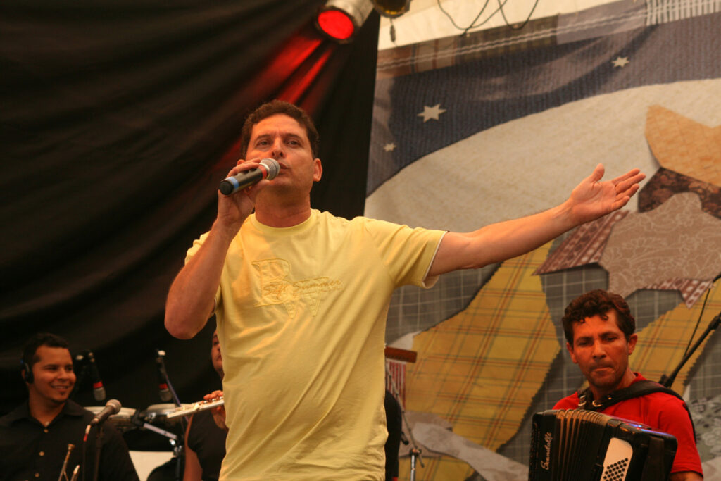 ROBERTO LINS E BANDA